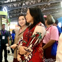 Sesekali ia terlihat mengunjungi beberapa booth.