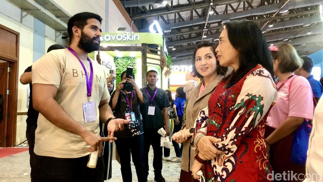 Sesekali ia terlihat mengunjungi beberapa booth.