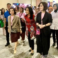 Ini momen saat Menteri Pemberdayaan Perempuan dan Perlindungan Anak I Gusti Ayu Bintang Darmawati tiba di lokasi acara.