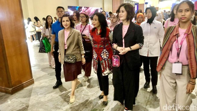 Ini momen saat Menteri Pemberdayaan Perempuan dan Perlindungan Anak I Gusti Ayu Bintang Darmawati tiba di lokasi acara.