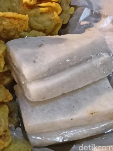 gorengan dan jadah.