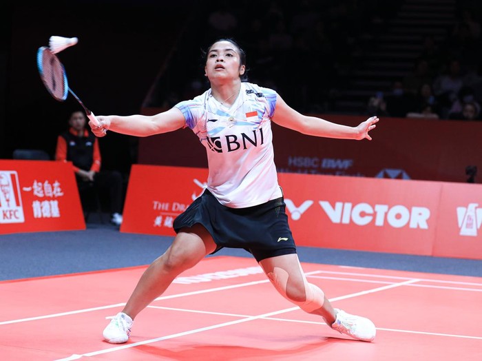 Gregoria Mariska Tunjung saat menghadapi An Se Young dalam babak penyisihan Grup A BWF World Tour Finals 2023. Gregoria kalah 14-21, 16-21 dalam pertandingan tersebut.