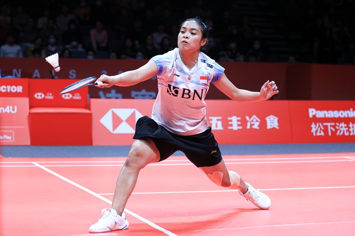 Gregoria Mariska Tunjung saat menghadapi An Se Young dalam babak penyisihan Grup A BWF World Tour Finals 2023. Gregoria kalah 14-21, 16-21 dalam pertandingan tersebut.