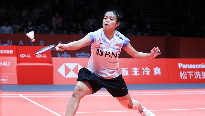 Gregoria Mariska Tunjung saat menghadapi An Se Young dalam babak penyisihan Grup A BWF World Tour Finals 2023. Gregoria kalah 14-21, 16-21 dalam pertandingan tersebut.