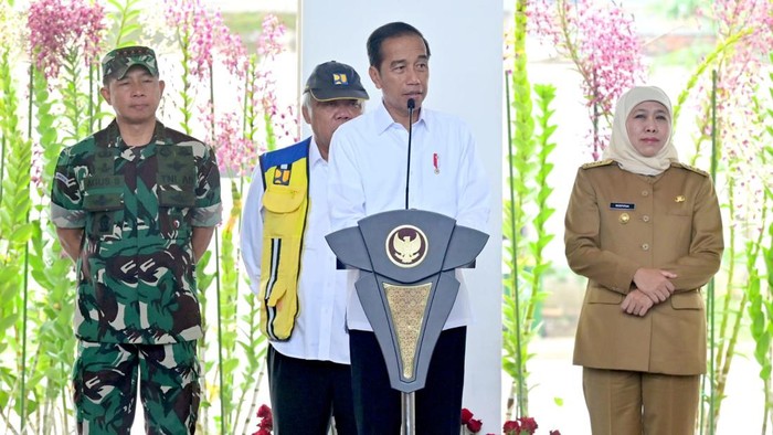 Gubernur Jatim Khofifah saat mendampingi Presiden Jokowi meresmikan Pasar Induk Among Tani Kota Batu.