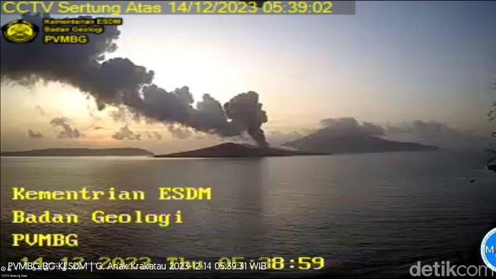 Gunung anak krakatau kembli erupsi