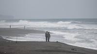 Wisatawan mengunjungi Pantai Gua Cemara di Bantul, DI Yogyakarta, Kamis (14/12/2023).
