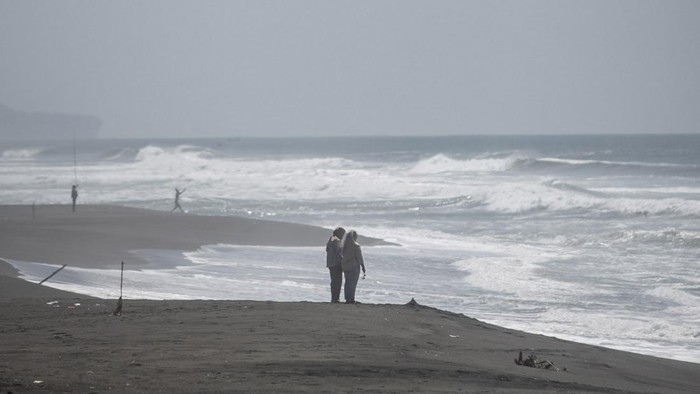 Wisatawan mengunjungi Pantai Gua Cemara di Bantul, DI Yogyakarta, Kamis (14/12/2023). SAR Limnas DIY menghimbau kepada wisatawan untuk tidak berenang di laut karena banyak terdapat palung di sejumlah titik kawasan pesisir pantai selatan yang dapat membahayakan keselamatan wisatawan. ANTARA FOTO/Hendra Nurdiyansyah/foc.