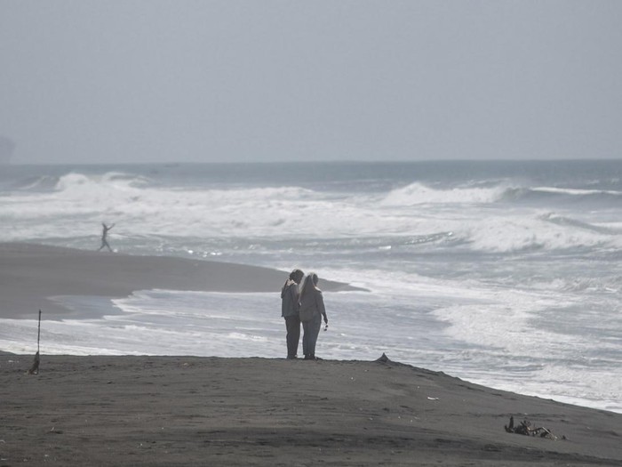 Wisatawan mengunjungi Pantai Gua Cemara di Bantul, DI Yogyakarta, Kamis (14/12/2023). SAR Limnas DIY menghimbau kepada wisatawan untuk tidak berenang di laut karena banyak terdapat palung di sejumlah titik kawasan pesisir pantai selatan yang dapat membahayakan keselamatan wisatawan. ANTARA FOTO/Hendra Nurdiyansyah/foc.
