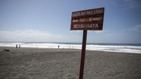 SAR Limnas DIY menghimbau kepada wisatawan untuk tidak berenang di laut karena banyak terdapat palung di sejumlah titik kawasan pesisir pantai selatan yang dapat membahayakan keselamatan wisatawan.