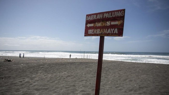 Wisatawan mengunjungi Pantai Gua Cemara di Bantul, DI Yogyakarta, Kamis (14/12/2023). SAR Limnas DIY menghimbau kepada wisatawan untuk tidak berenang di laut karena banyak terdapat palung di sejumlah titik kawasan pesisir pantai selatan yang dapat membahayakan keselamatan wisatawan. ANTARA FOTO/Hendra Nurdiyansyah/foc.