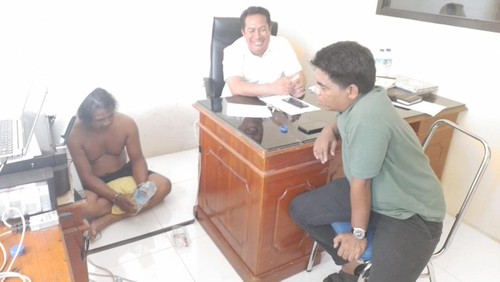 Instruktur yoga, S (tidak pakai baju), yang memerkosa adik iparnya di Polres Lombok Utara.