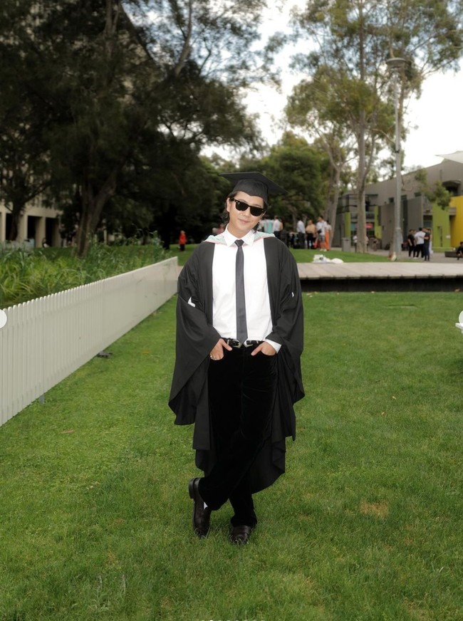 Mengenakan toga, Iqbaal tampil menawan. Ditambah dengan kaca mata hitam, gayanya jadi kian stylish. Foto: Instagram/@iqbaal.e