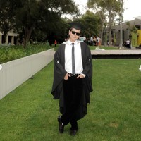 Mengenakan toga, Iqbaal tampil menawan. Ditambah dengan kaca mata hitam, gayanya jadi kian stylish. Foto: Instagram/@iqbaal.e