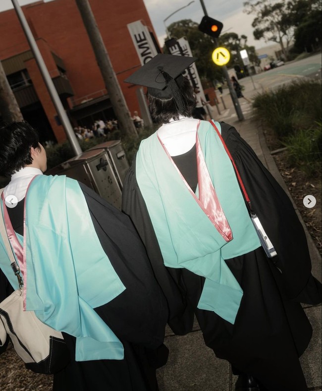 Sebelum berkuliah di Monash University, Iqbaal diketahui terlebih dulu menjalani pra kuliah di Armand Hammer United World College of the American West, New Mexico, Amerika Serikat. Pra kuliah tersebut dijalaninya selama 2 tahun, 2017 hingga 2019. Foto: Instagram/@iqbaal.e