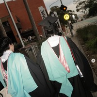 Sebelum berkuliah di Monash University, Iqbaal diketahui terlebih dulu menjalani pra kuliah di Armand Hammer United World College of the American West, New Mexico, Amerika Serikat. Pra kuliah tersebut dijalaninya selama 2 tahun, 2017 hingga 2019. Foto: Instagram/@iqbaal.e