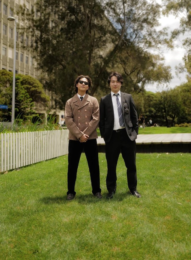 Berpose bersama salah satu temannya, Iqbaal tampak memadukan kemeja putih dan dasi serta celana hitamnya dengan blazer berwarna coklat kala tak mengenakan toga. Penampilannya itu juga kembali dipadukan dengan kaca mata hitam. Foto: Instagram/@iqbaal.e