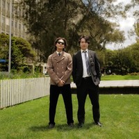 Berpose bersama salah satu temannya, Iqbaal tampak memadukan kemeja putih dan dasi serta celana hitamnya dengan blazer berwarna coklat kala tak mengenakan toga. Penampilannya itu juga kembali dipadukan dengan kaca mata hitam. Foto: Instagram/@iqbaal.e