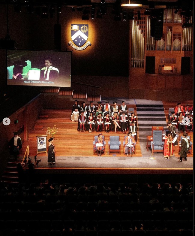 Iqbaal diketahui telah berkuliah di Monash University sejak tahun 2019. Di kampus tersebut dirinya mengambil jurusan Media Komunikasi. Foto: Instagram/@iqbaal.e