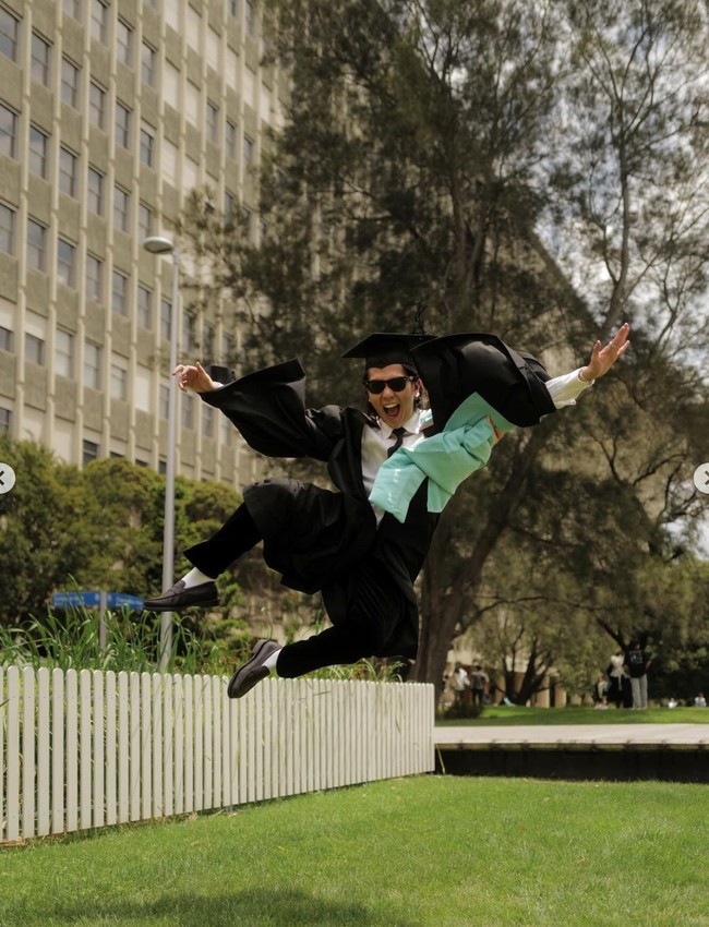 Sudah resmi bergelar sarjana, pria 23 tahun itu tampak begitu bahagia. Unggahannya pun ramai dibanjiri komentar ucapan selamat dari rekan para artis dan netizen lain. Foto: Instagram/@iqbaal.e