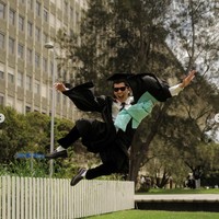 Sudah resmi bergelar sarjana, pria 23 tahun itu tampak begitu bahagia. Unggahannya pun ramai dibanjiri komentar ucapan selamat dari rekan para artis dan netizen lain. Foto: Instagram/@iqbaal.e