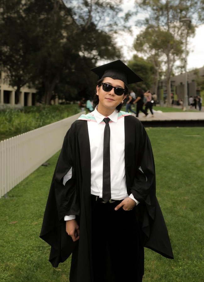 Penampilan Iqbaal yang menawan kala mengenakan toga juga tak kalah mencuri atensi. Mengenakan anting di salah satu telinganya, gaya Iqbaal terlihat nyentrik. Foto: Instagram/@iqbaal.e