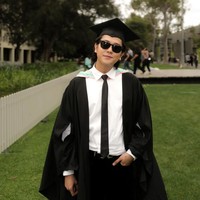 Penampilan Iqbaal yang menawan kala mengenakan toga juga tak kalah mencuri atensi. Mengenakan anting di salah satu telinganya, gaya Iqbaal terlihat nyentrik. Foto: Instagram/@iqbaal.e