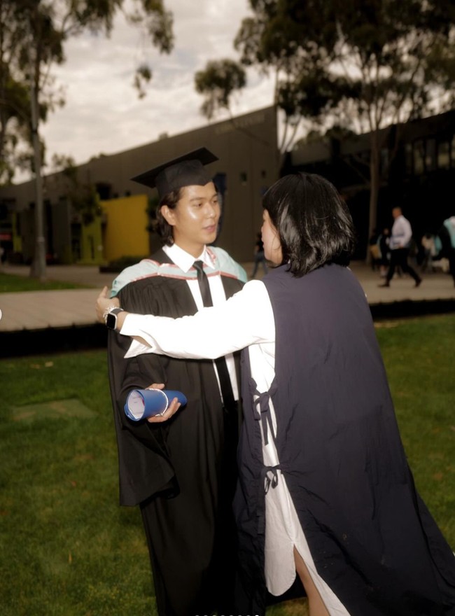 Momen wisuda Iqbaal itu juga tampak dihadiri oleh manajernya, Dinda Kamil. Saking dekatnya, banyak yang mengira jika Dinda ialah ibu Iqbaal. Foto: Instagram/@iqbaal.e