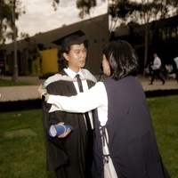 Momen wisuda Iqbaal itu juga tampak dihadiri oleh manajernya, Dinda Kamil. Saking dekatnya, banyak yang mengira jika Dinda ialah ibu Iqbaal. Foto: Instagram/@iqbaal.e