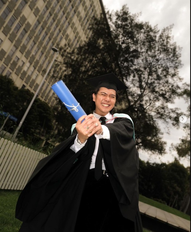 Setelah berkuliah selama 4 tahun di Monash University, Australia, Iqbaal Ramadhan akhirnya membagikan momen kelulusannya. Melalui foto-foto yang dibagikan di akun Instagram pribadinya, eks personil Coboy Junior itu tampak begitu bahagia di momen wisudanya. Foto: Instagram/@iqbaal.e