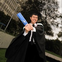 Setelah berkuliah selama 4 tahun di Monash University, Australia, Iqbaal Ramadhan akhirnya membagikan momen kelulusannya. Melalui foto-foto yang dibagikan di akun Instagram pribadinya, eks personil Coboy Junior itu tampak begitu bahagia di momen wisudanya. Foto: Instagram/@iqbaal.e