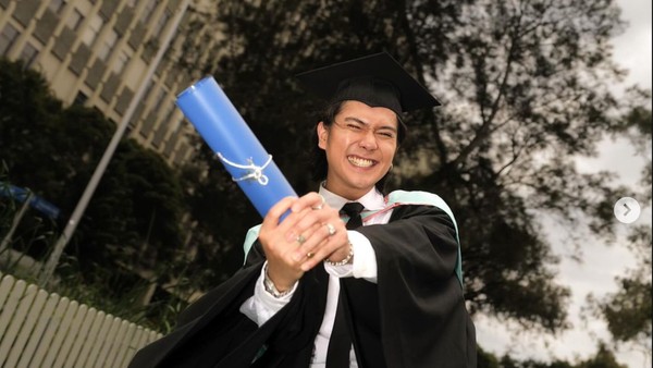 8 Potret Wisuda Iqbaal Ramadhan di Australia, Tampil Menawan Pakai Toga