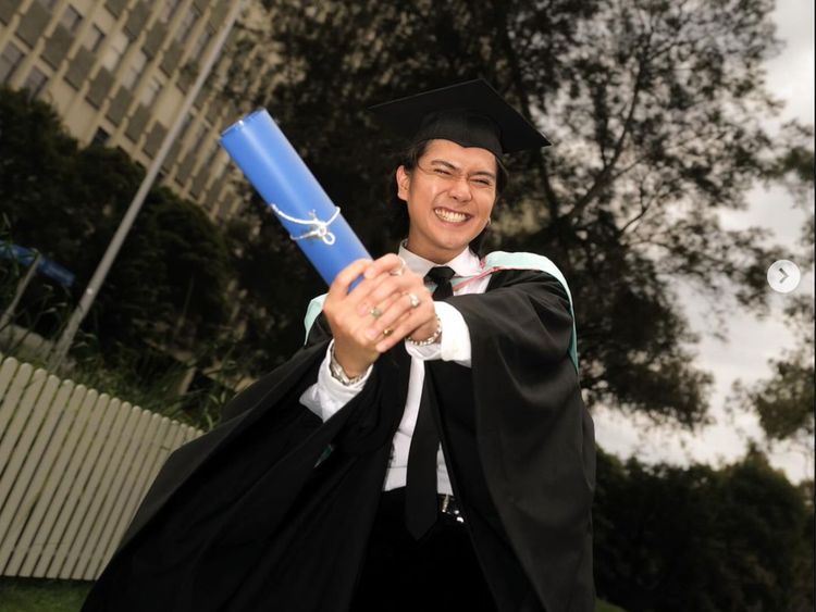 8 Potret Wisuda Iqbaal Ramadhan di Australia, Tampil Menawan Pakai Toga
