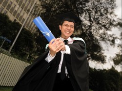 8 Potret Wisuda Iqbaal Ramadhan di Australia, Tampil Menawan Pakai Toga