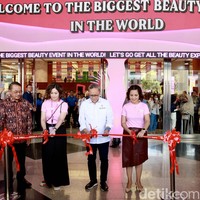 Menteri Perdagangan Zulkifli Hasan memotong pita saat membuka acara Jakarta X Beauty di Jakarta Convention Center, Kamis (14/12/2023).