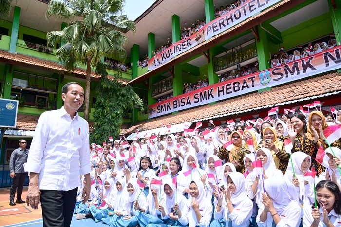 Jokowi saat meninjau SMKN 3 Kota Malang.