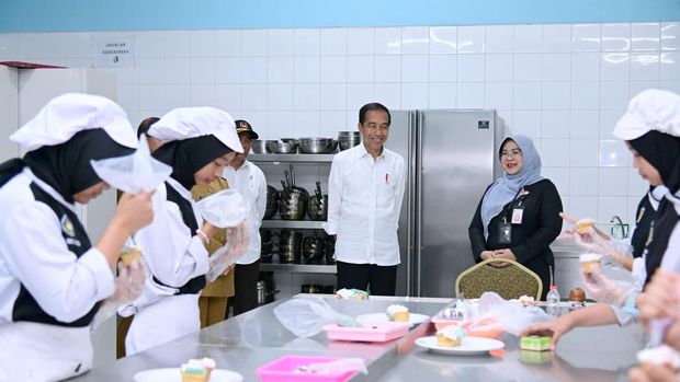 Jokowi saat meninjau SMKN 3 Kota Malang.