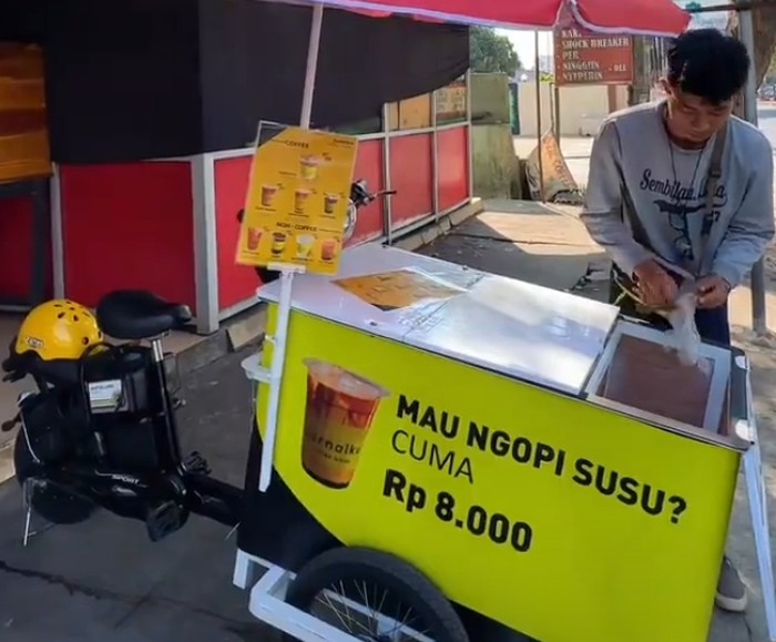 Jurnalku Coffee Bikes sebagai kopi keliling pertama di Lampung yang menggunakan sepeda listrik.