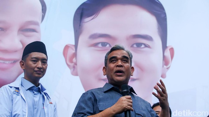 Komandan Tim Kampanye Nasional (TKN) Pemilih Muda (Fanta) Prabowo-Gibran, Arief Rosyid Hasan mengenakan jaket PemilihMuda.id ke Wakil Tim Kampanye Prabowo-Gibran Ahmad Muzani di Fanta HQ, Jakarta, Kamis (14/12/2023).