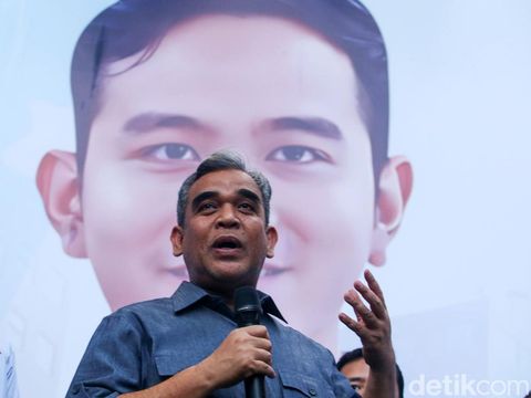 Komandan Tim Kampanye Nasional (TKN) Pemilih Muda (Fanta) Prabowo-Gibran, Arief Rosyid Hasan mengenakan jaket PemilihMuda.id ke Wakil Tim Kampanye Prabowo-Gibran Ahmad Muzani di Fanta HQ, Jakarta, Kamis (14/12/2023).