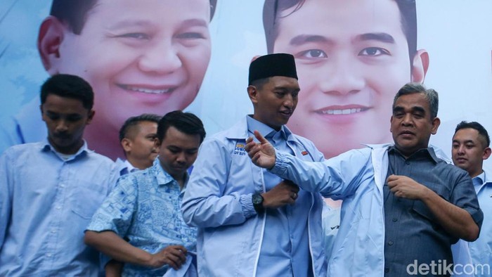 Jurus TKN Fanta Raih 22 Juta Suara Anak Muda Komandan Tim Kampanye Nasional (TKN) Pemilih Muda (Fanta) Prabowo-Gibran, Arief Rosyid Hasan mengenakan jaket PemilihMuda.id ke Wakil Tim Kampanye Prabowo-Gibran Ahmad Muzani di Fanta HQ, Jakarta, Kamis (14/12/2023).