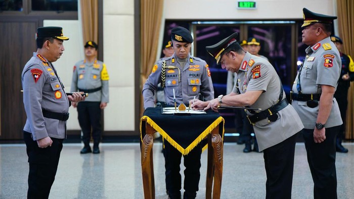 Kapolri pimpin Sertijab Kapolda Kepri dari Irjen Tabana Bangun ke Brigjen Yan Fitri Halimansyah.(dok Polda Kepri)