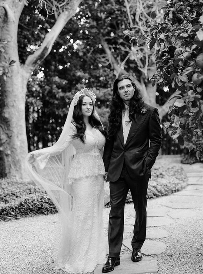 Tampil mengenakan gaun vintage dari Alexander McQueen, wanita 37 tahun itu tampak anggun. Baju pengantin bermodel peplum yang seluruhnya dari kain lace memberikan kesan tradisional. Foto: dok. katdenningsss