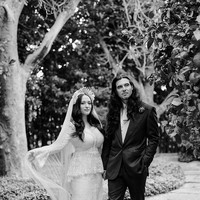 Tampil mengenakan gaun vintage dari Alexander McQueen, wanita 37 tahun itu tampak anggun. Baju pengantin bermodel peplum yang seluruhnya dari kain lace memberikan kesan tradisional. Foto: dok. katdenningsss