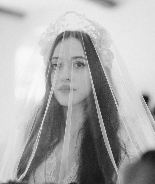 Kat mengenakan headpiece bunga yang dikombinasikan dengan veil. Foto: dok. katdenningsss