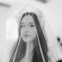 Kat mengenakan headpiece bunga yang dikombinasikan dengan veil. Foto: dok. katdenningsss