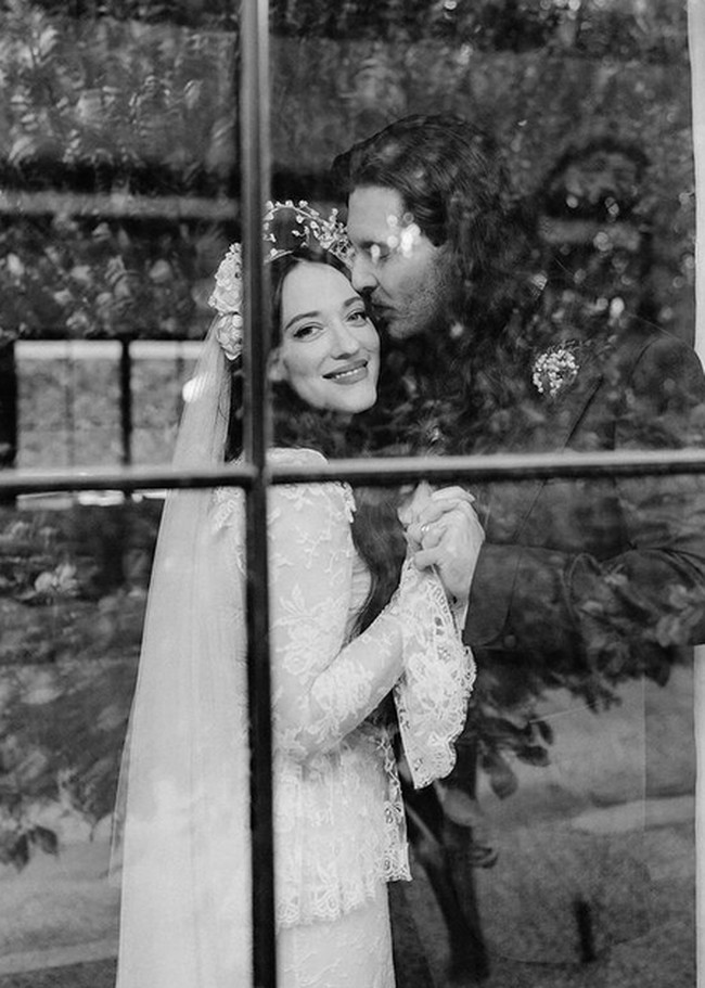 Kami menyadari bahwa pernikahan kecil di rumah terlalu nyaman untuk ditolak. Ditambah lagi, semua barang kami sudah ada di sana jadi kami tidak perlu mengemas apapun, ungkap Kat kepada Vogue. Foto: dok. katdenningsss