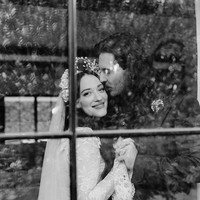 Kami menyadari bahwa pernikahan kecil di rumah terlalu nyaman untuk ditolak. Ditambah lagi, semua barang kami sudah ada di sana jadi kami tidak perlu mengemas apapun, ungkap Kat kepada Vogue. Foto: dok. katdenningsss