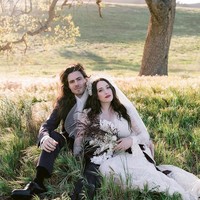 Meski baju tersebut adalah baju desainer, namun suaminya yang pandai menjahit merombak desain gaun pengantin tersebut. Foto: dok. katdenningsss