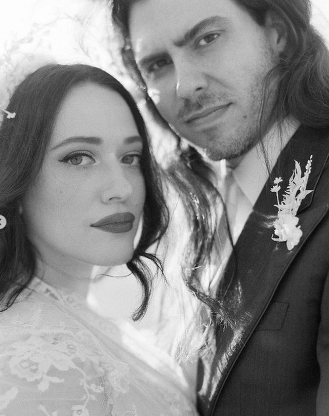 Begitu juga dengan rambut dan makeup, Kat tidak ingin tampil manglingi. Aku pakai makeup dan menata rambut sama seperti aku biasanya, ucap Kat. Foto: dok. katdenningsss